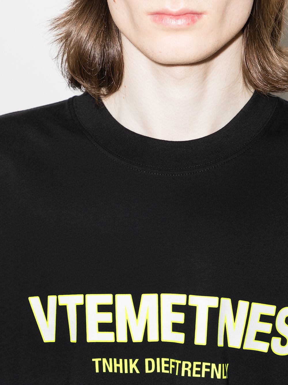 VETEMENTS Think Differently VTEMETNES T-Shirt Black - MAISONDEFASHION.COM